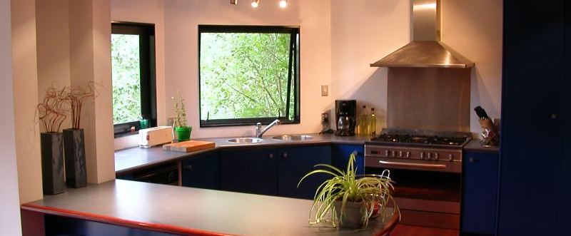 fond de hotte inox dans cuisine colorée